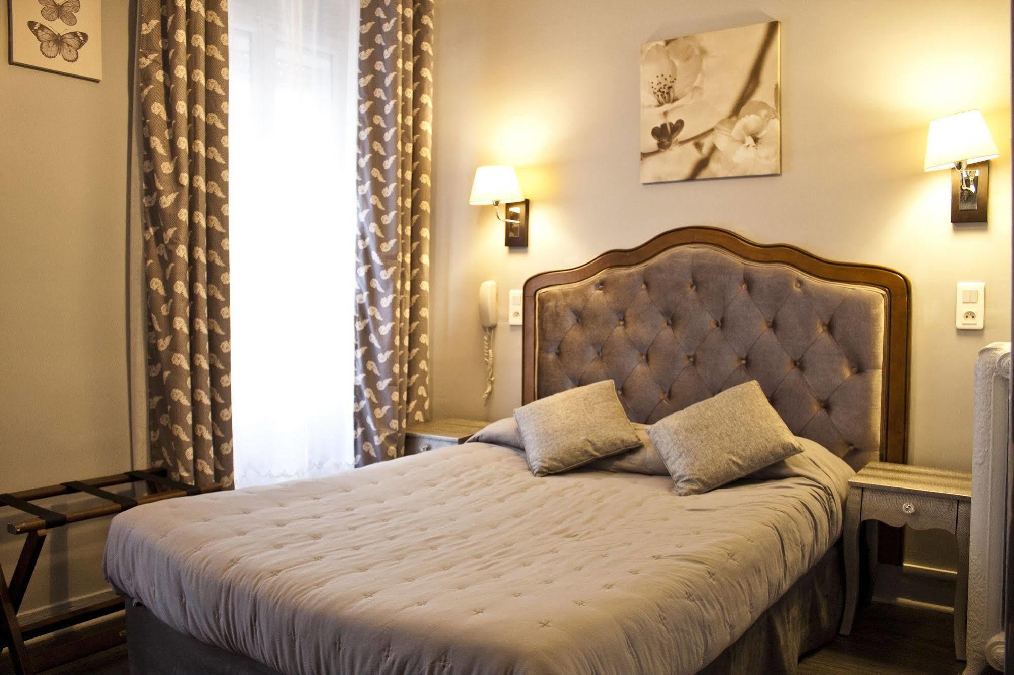 Hotel Hippodrome Paris Bagian luar foto