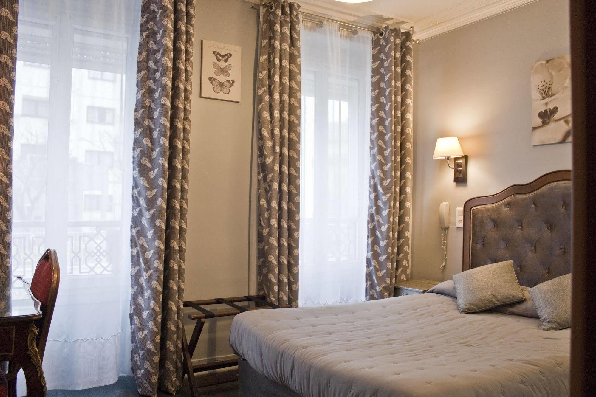 Hotel Hippodrome Paris Bagian luar foto