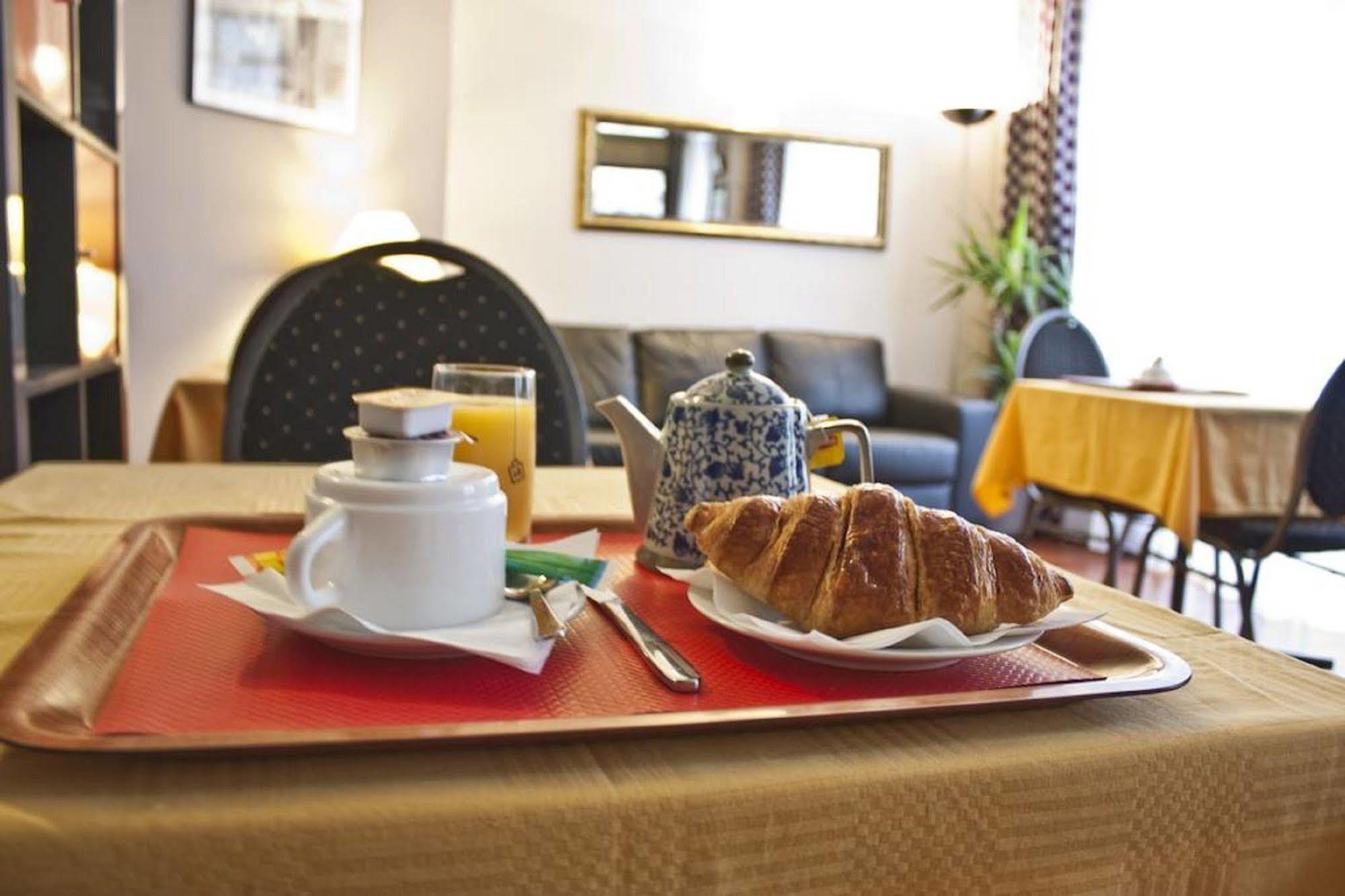 Hotel Hippodrome Paris Bagian luar foto