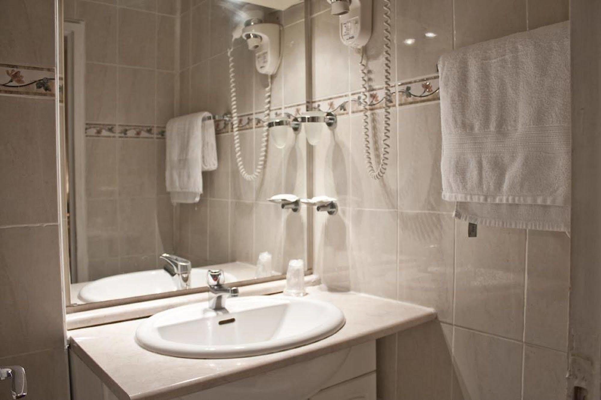 Hotel Hippodrome Paris Bagian luar foto